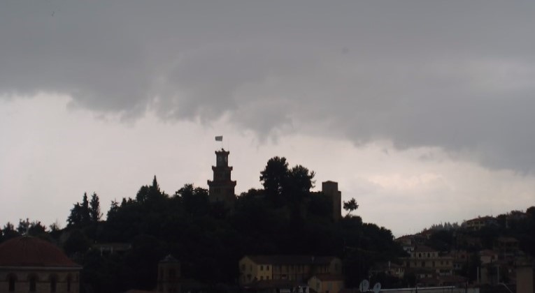 Ξαφνική καταιγίδα στα Τρίκαλα